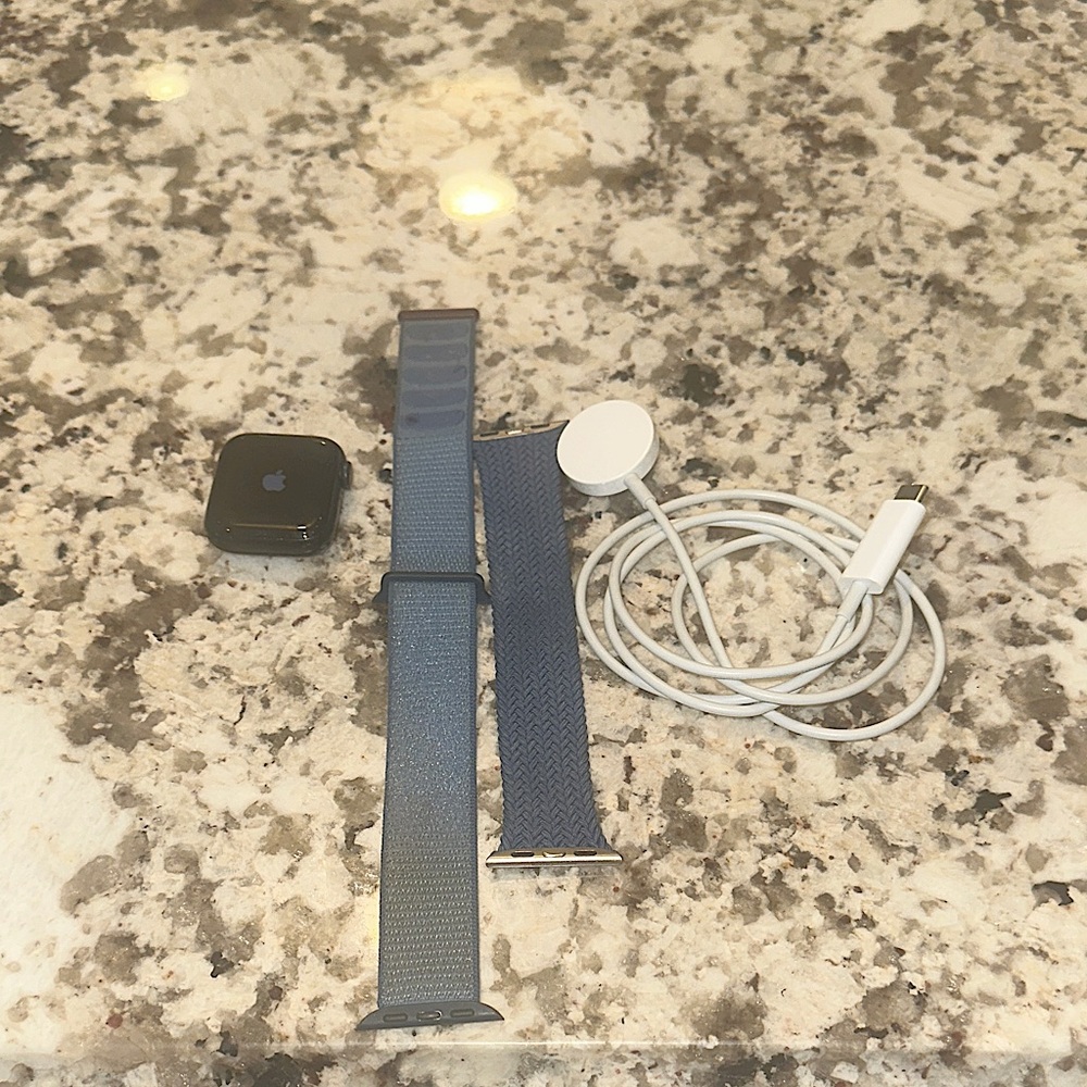 Apple Watch SE (GPS + Cellular) (2nd Generation)